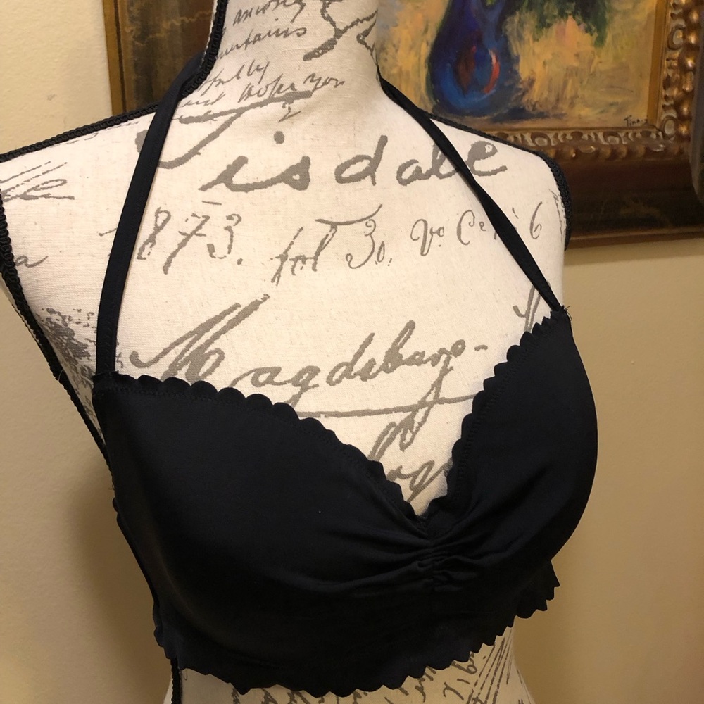 🌸 Victoria’s Secret underwire scallop edge halter ti bikini top